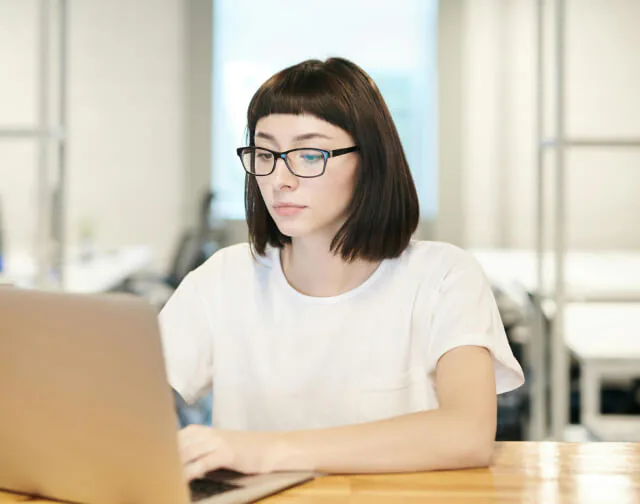 Osoba pracująca przy laptopie
